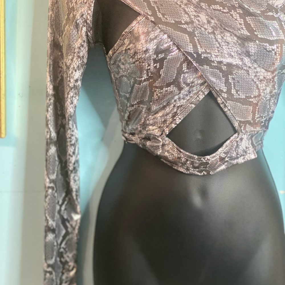 5 for $20 Tops Bundle Metallic criss cross design top - Picture 4 of 4